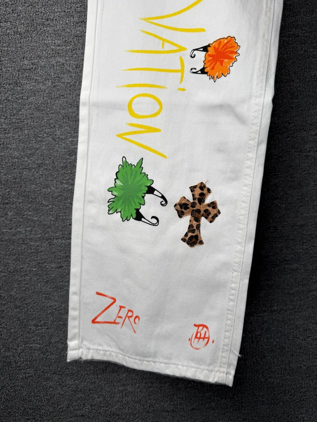 P240 💰 (Top version) Chrome Hearts/Chrome Hearts Classic white hand-painted monster cow series colorful leather cross washed color fabric unisex denim trousers Vibe style straight stacked god-level version Carbon fine bias denim color cloth Old vintage full set of hardware - Chrome Hearts white cow series The high version uses high-ounce custom fabrics, fermentation washing and soft color fixation, soft and thick to wear, the details are all made by hand-polished craftsmanship, all-over printed jacquard fabric Unique design style. Through multiple processes to create a full retro feel. Unique niche non-contrast shirt. Customized distressed spray-painted buttons. Craftsmanship in every detail. Color: white hand-painted monster. Size: 28-30-32-34 (corresponding to S-M-L-XL)